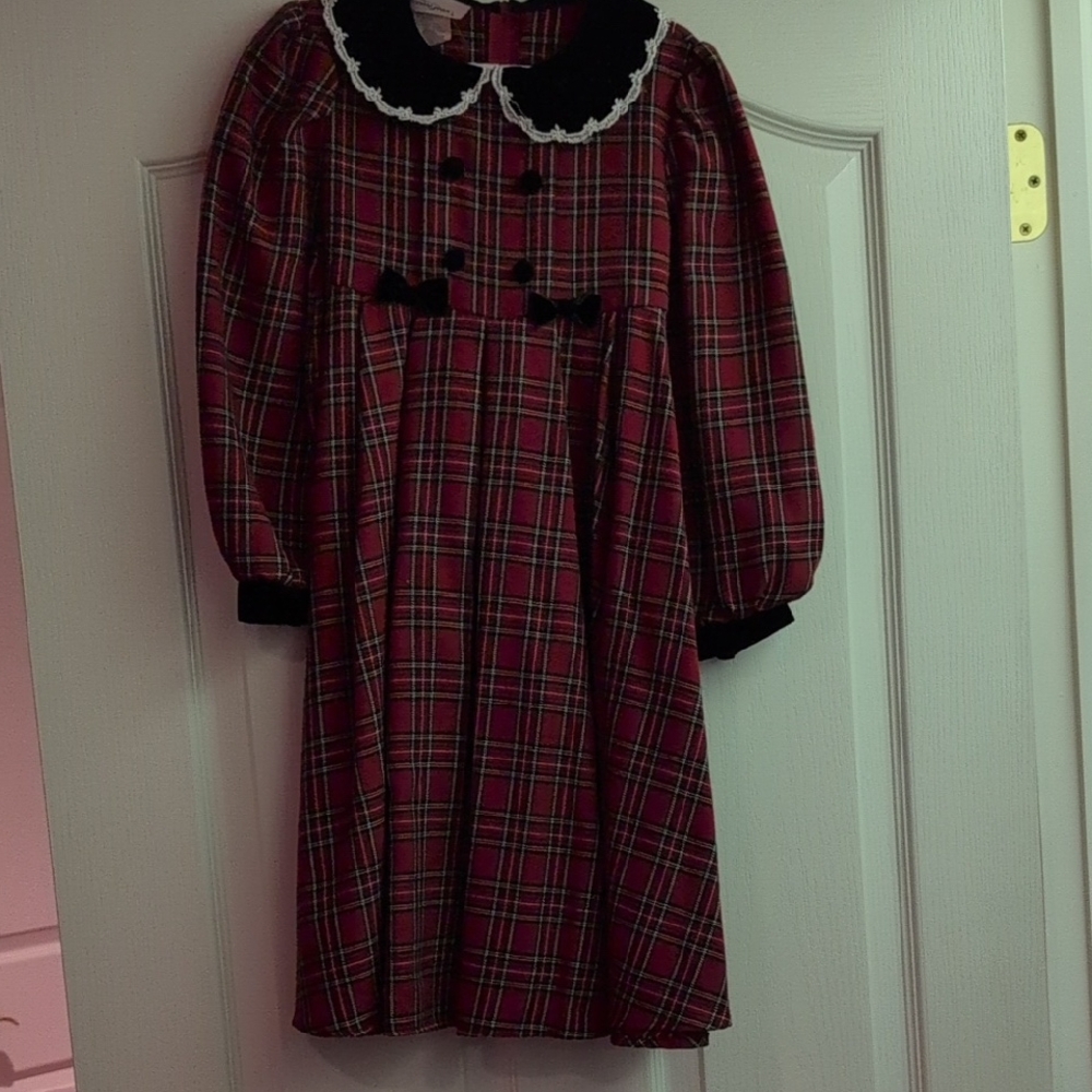 Red Plaid 6x Dress.  It Has A Black Velvet Rounded Collar White Embroidery Edge